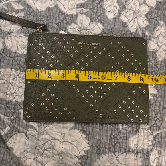 Michael Kors NWT Dark Green Leather Eyelet Wristlet - Picture 9 of 10